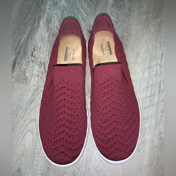 Sonoma Shoes - (Bin 32)  Sonoma, burgundy comfort knit lightweight shoes, Size 8.5